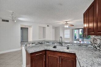 9999 Summerbreeze Dr in Sunrise, FL - Building Photo - Building Photo