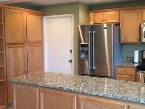 82 Heritage Hill Rd, Unit D in New Canaan, CT - Building Photo - Building Photo