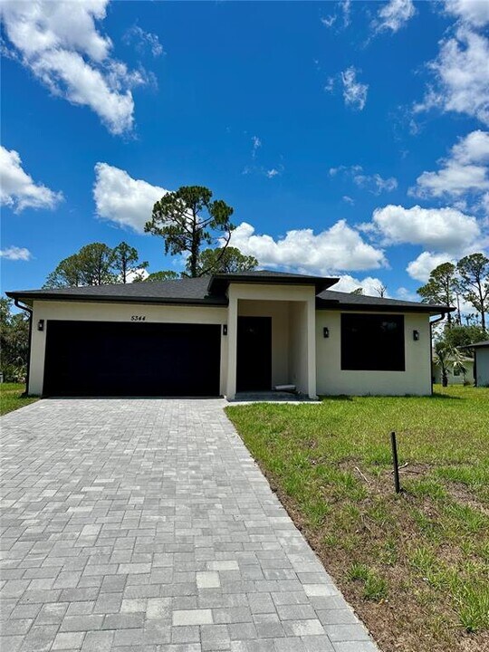 2572 Grandview Dr in North Port, FL - Building Photo