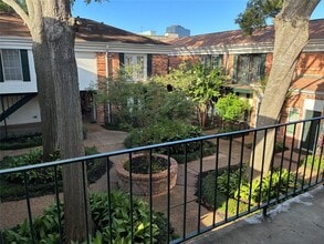 3400 Timmons Ln in Houston, TX - Building Photo - Building Photo