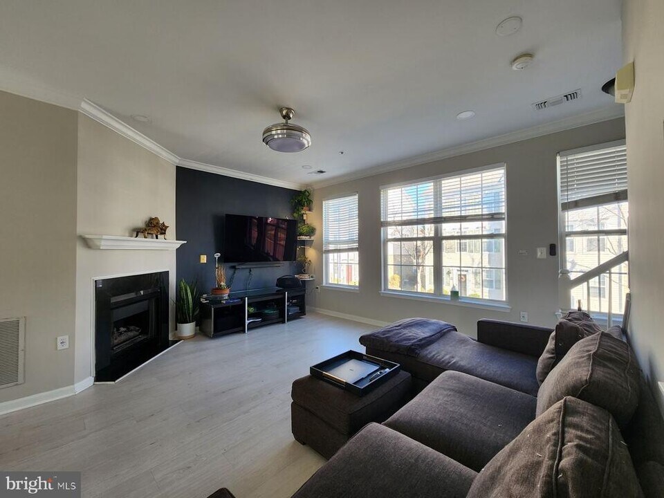 21834 Jarvis Square in Ashburn, VA - Building Photo