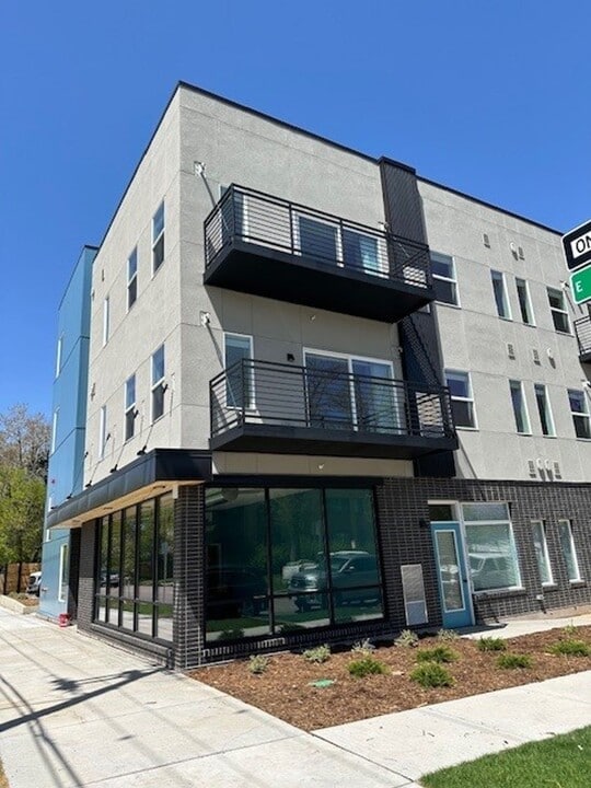 Poplar Place - Stunning Boutique Apartments in Denver, CO - Building Photo