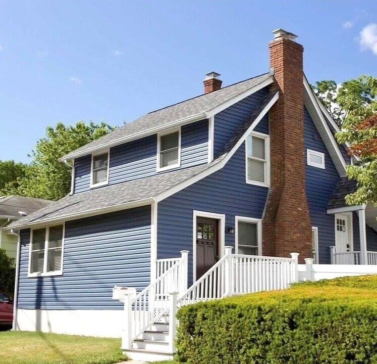 57 Spring Rd in Huntington, NY - Foto de edificio