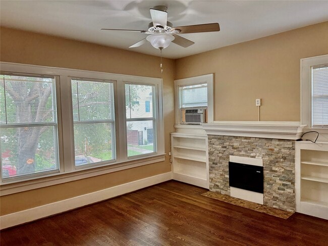 property at 605 W Saulnier St