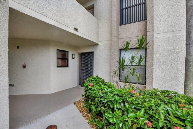 5901 Camino Del Sol in Boca Raton, FL - Building Photo - Building Photo