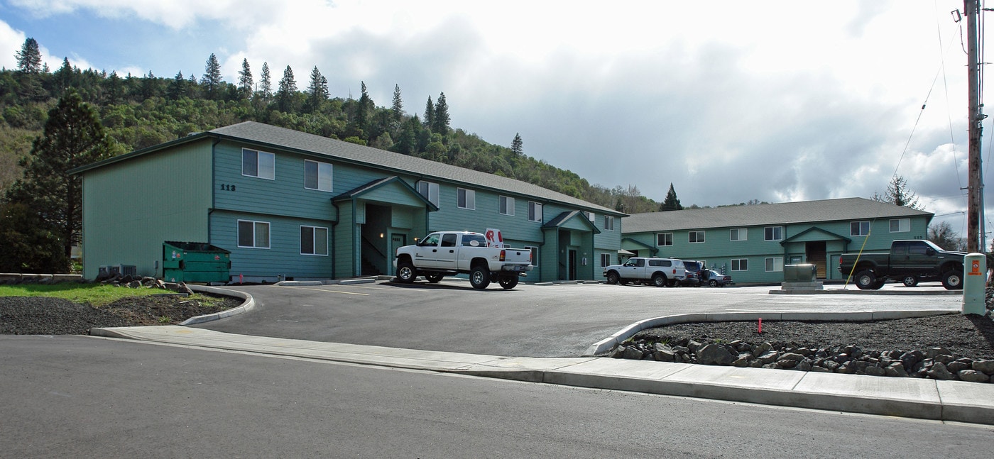 Timberlake Apartments in Roseburg, OR - Building Photo