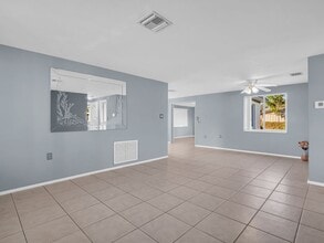 1415 Yale Dr in Holiday, FL - Foto de edificio - Building Photo
