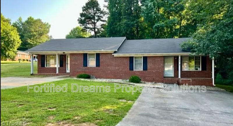 201 Pinecrest Dr in Lexington, NC - Building Photo