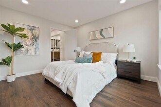 4816 W Mockingbird Ln in Dallas, TX - Foto de edificio - Building Photo
