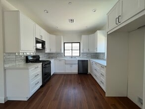 7507 Hesperia Ave in Reseda, CA - Foto de edificio - Building Photo