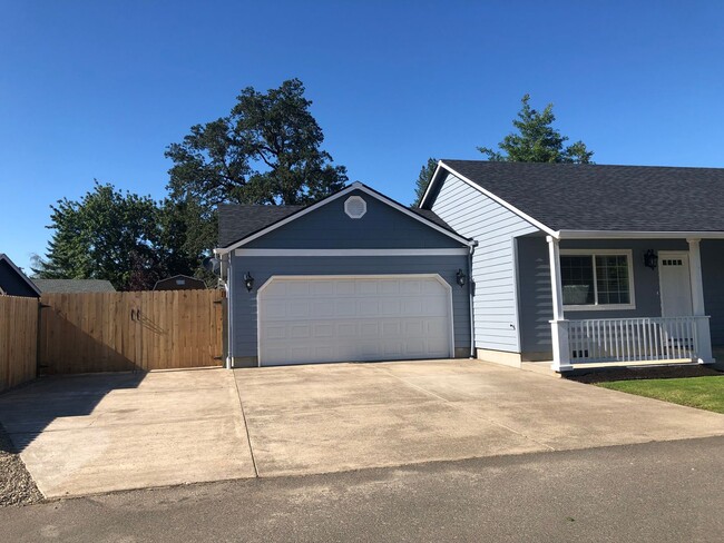 88064 Pine St in Veneta, OR - Building Photo - Building Photo