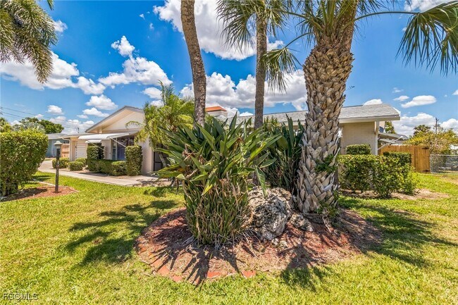 4330 S Canal Cir in North Fort Myers, FL - Building Photo - Building Photo