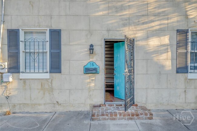 25 W Perry Ln in Savannah, GA - Building Photo - Building Photo