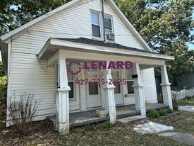 635 S Douglas Ave in Springfield, MO - Building Photo