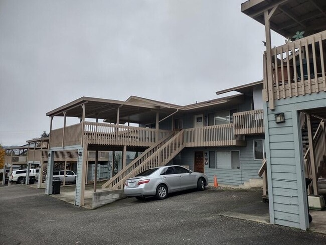 2963 W Lorraine Ave in Roseburg, OR - Building Photo - Building Photo