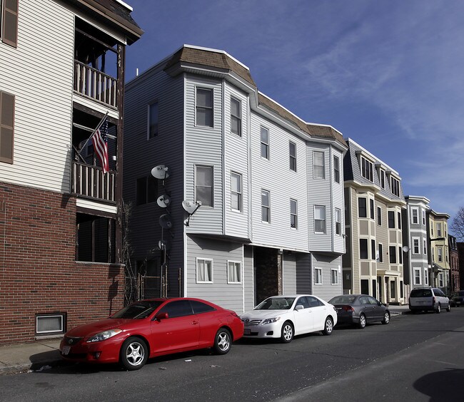 858-858A E Second St in South Boston, MA - Foto de edificio - Building Photo