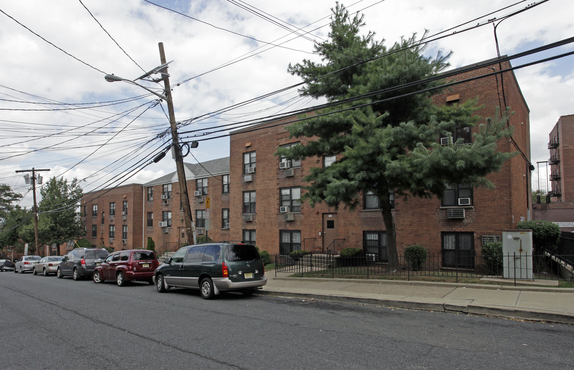 New Floral Gardens 1B in North Bergen, NJ - Building Photo