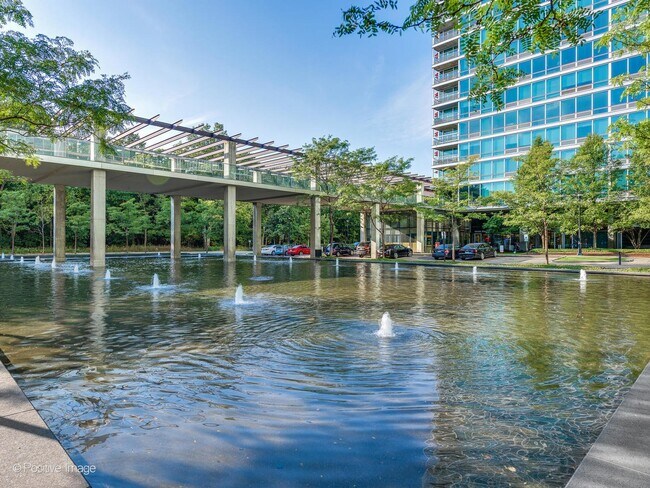9715 Woods Dr, Unit 1301 in Skokie, IL - Building Photo - Building Photo