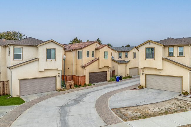 Enclave Ventura in Ventura, CA - Foto de edificio - Building Photo