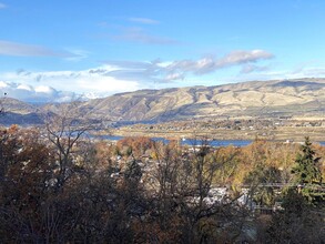 917 E Scenic Dr in The Dalles, OR - Building Photo - Building Photo