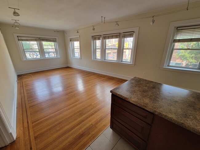 632 N 2nd St, Unit 2F