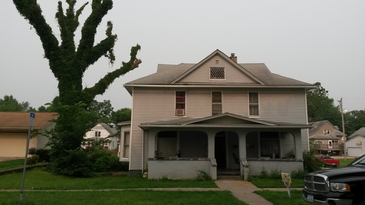 South Clintons in Albia, IA - Building Photo