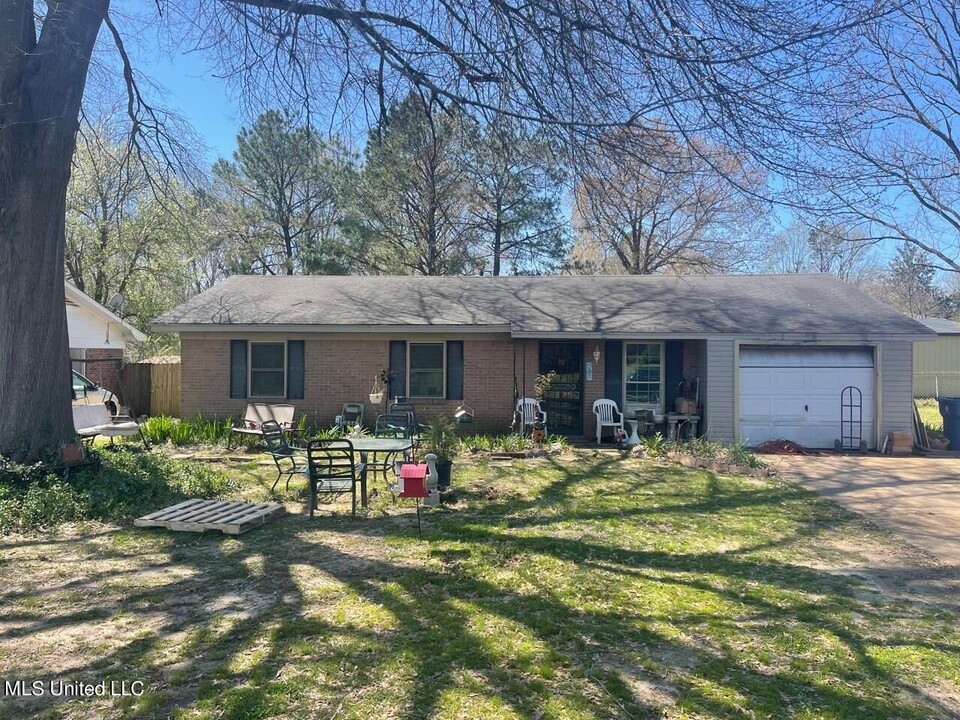 5693 Chickasaw Dr in Horn Lake, MS - Building Photo