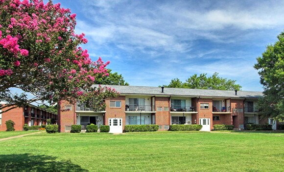 Country Club Apartments in Hampton, VA - Building Photo