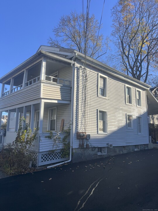 117 Curtiss St in Naugatuck, CT - Building Photo