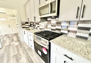 1121 Essex St, Unit 1 in San Antonio, TX - Foto de edificio - Building Photo