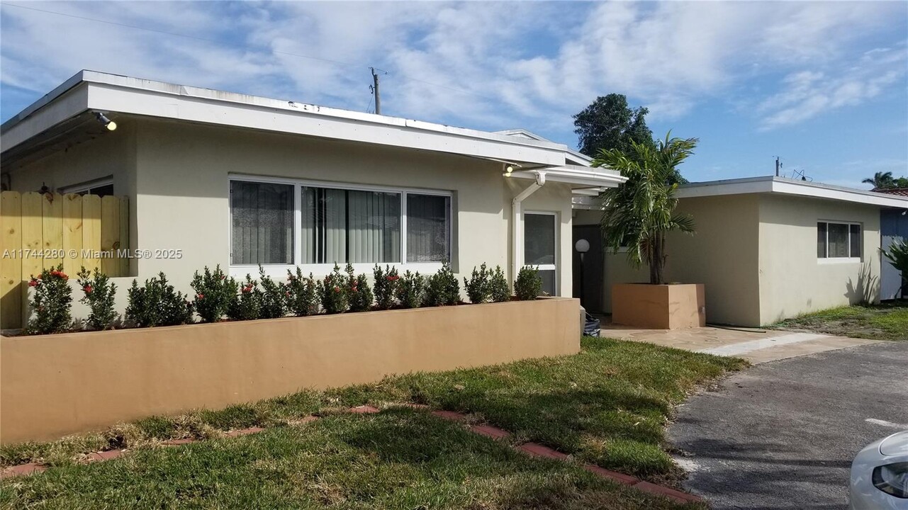 20415 Highland Lakes Blvd in Miami, FL - Building Photo