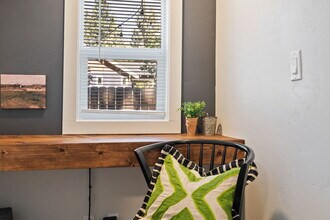 1545 NW 5th St in Bend, OR - Foto de edificio - Building Photo