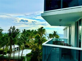 2401 Collins Ave in Miami Beach, FL - Building Photo