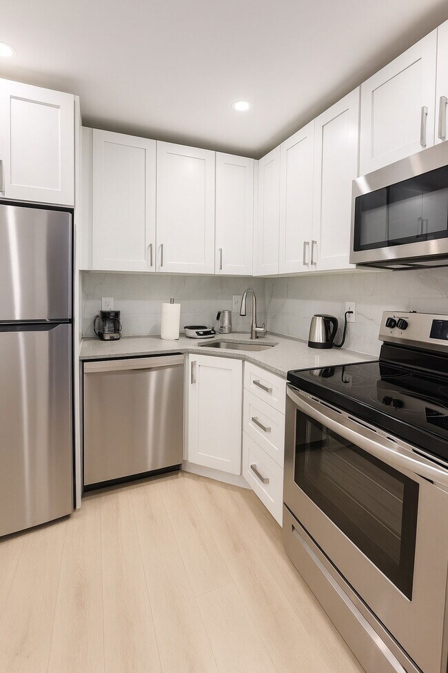 189 SE 5th Ave in Hallandale Beach, FL - Building Photo - Building Photo