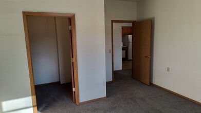 131 W 11th St in Gibbon, MN - Building Photo - Building Photo