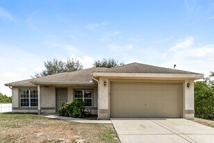 917 Hillcrest Ave in Lehigh Acres, FL - Building Photo