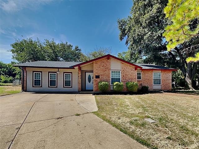 300 Newport Cir in Euless, TX - Foto de edificio