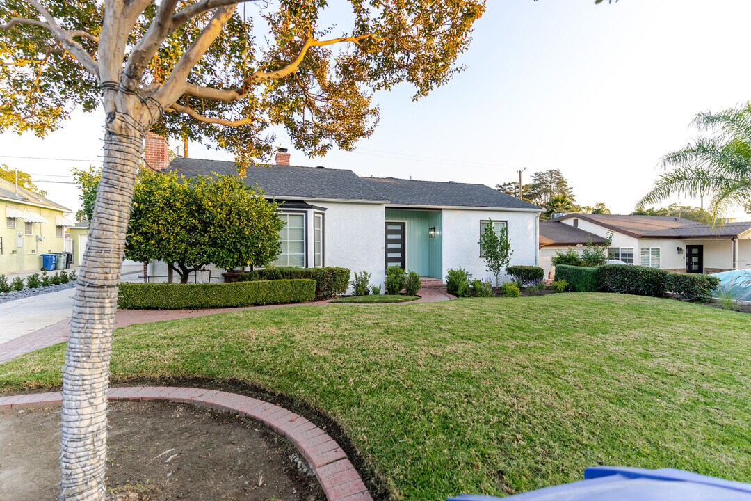 640 E Valencia Ave in Burbank, CA - Building Photo