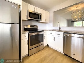 2801 NW 47th Terrace in Lauderdale Lakes, FL - Building Photo - Building Photo