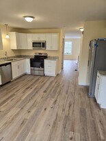 2 Megway Ct in Hooksett, NH - Building Photo