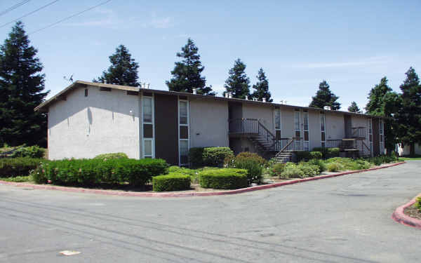 Iris Court in Fairfield, CA - Building Photo - Building Photo