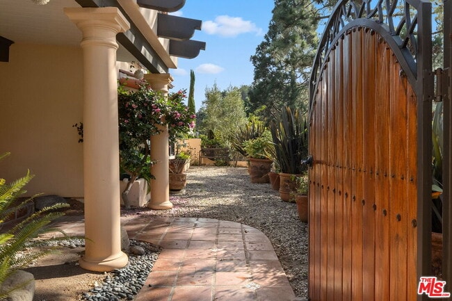 1344 Bienveneda Ave in Los Angeles, CA - Building Photo - Building Photo