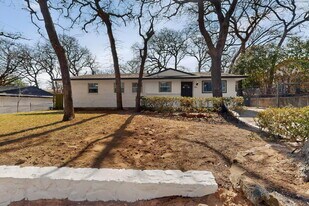 1900 Mimosa Dr in Arlington, TX - Building Photo