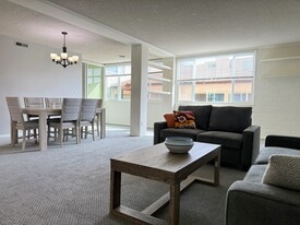 540 Kelton Ave, Unit 204 in Los Angeles, CA - Building Photo