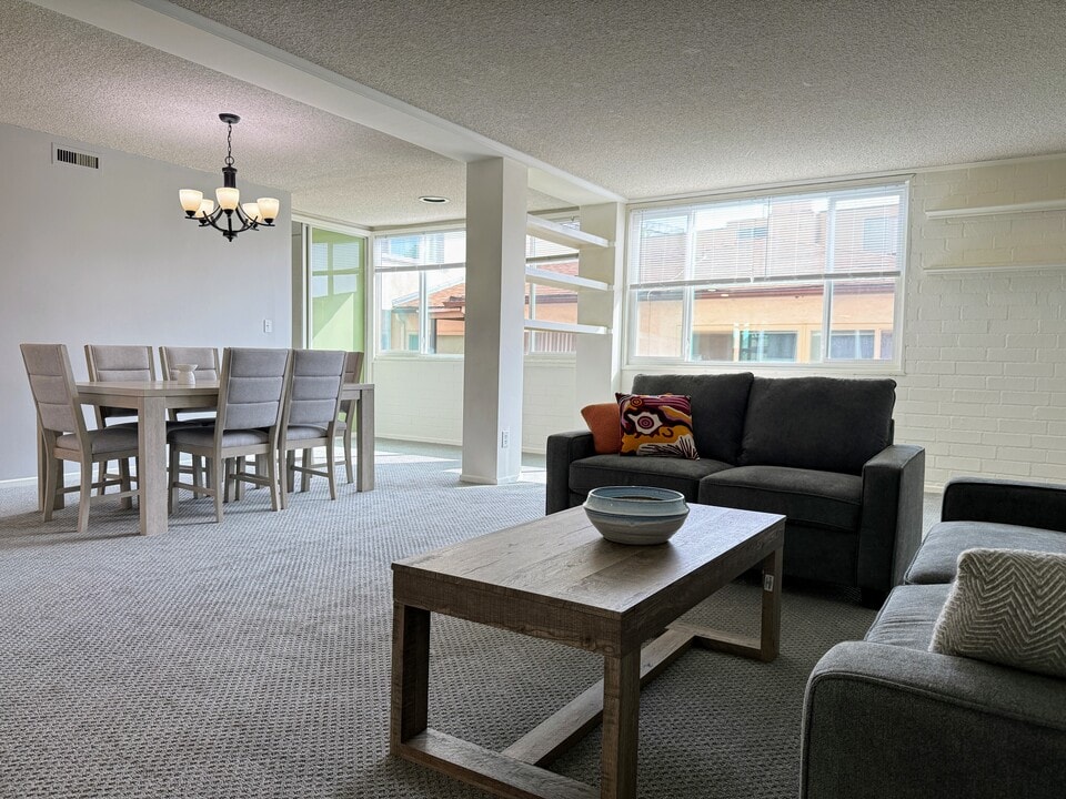 540 Kelton Ave, Unit 204 in Los Angeles, CA - Building Photo