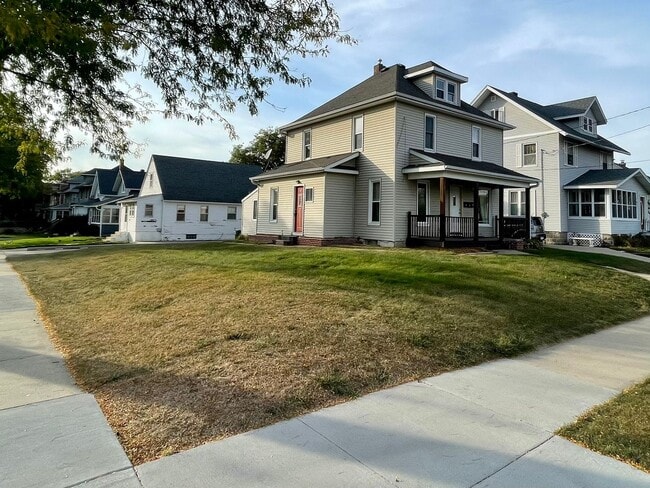 103 7th Ave NW