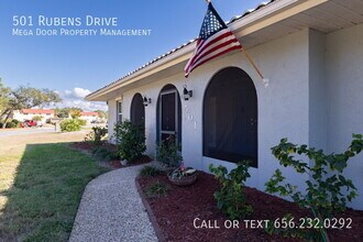 501 Rubens Dr in Nokomis, FL - Building Photo - Building Photo