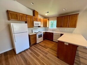 2524 Parkwood Village Ln in Central Point, OR - Building Photo - Building Photo