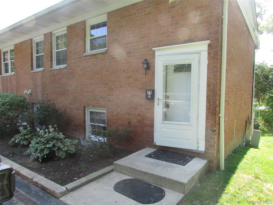 28 Alpine Dr in Wappingers Falls, NY - Building Photo
