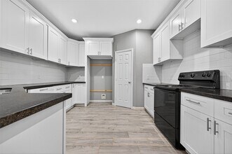 25106 Morgan Cemetery Rd in Cleveland, TX - Foto de edificio - Building Photo